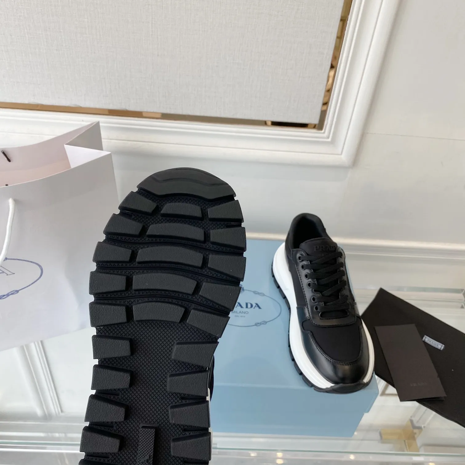 👟👟Ex-factory price 580👟👟 PRADA ²⁰²4 𝐬𝐬Prada’s new product comes with strength! ❣️Many Internet celebrities have the same style, fashionable and versatile nice items, original shoes are developed and purchased from Italian counters, and are reproduced 1:1 according to the original taste. This year’s theme is not to be defined, embodying texture through simplicity💛From thick-soled sneakers to zigzag short boots to 2024 flat shoes, everything reveals a sure-fire momentum...combining gentleness and handsomeness, the finishing touch for women❤️ The top-grade open-edge beaded cowhide with imported cowhide triangle logo is consistent with the original version, the wear-resistant and ultra-light two-color outsole, and the sheepskin lining are breathable and comfortable. ⚛Size: Women's 34-40 ⚛Size: Men's 39-45 Original packaging accessories. ⚛